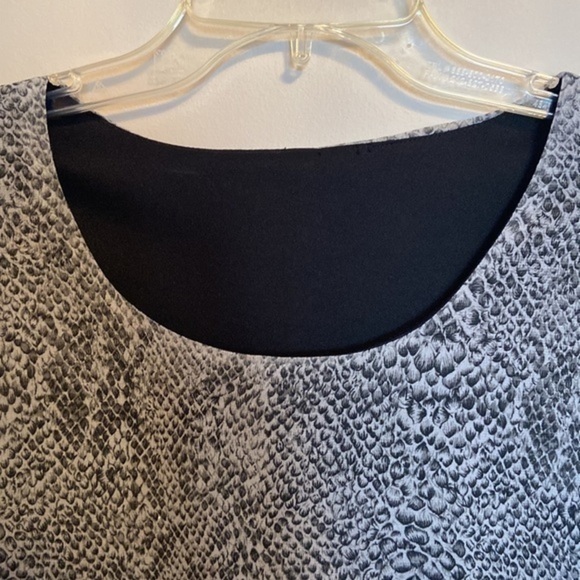 🔥3-$10🔥 Scoop neck top with sheer sleeves - Picture 3 of 8